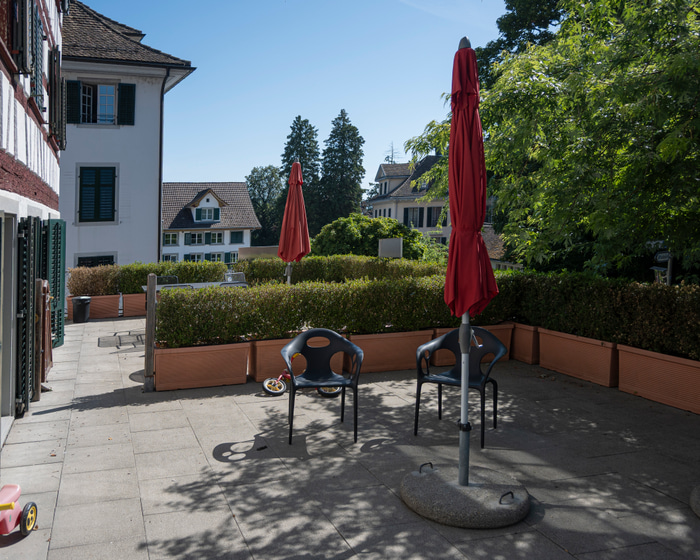Sonnige Praxis-Terrasse der Kinderpraxis Wädi